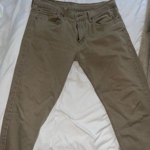 Men’s khaki colored Levi’s 511